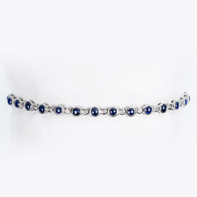 Bonita pulsera tipo &#039;rivière&#039; en oro blanco 18 K, con zafiros finos azules, alternados por limpios y blancos diamantitos talla brillante 