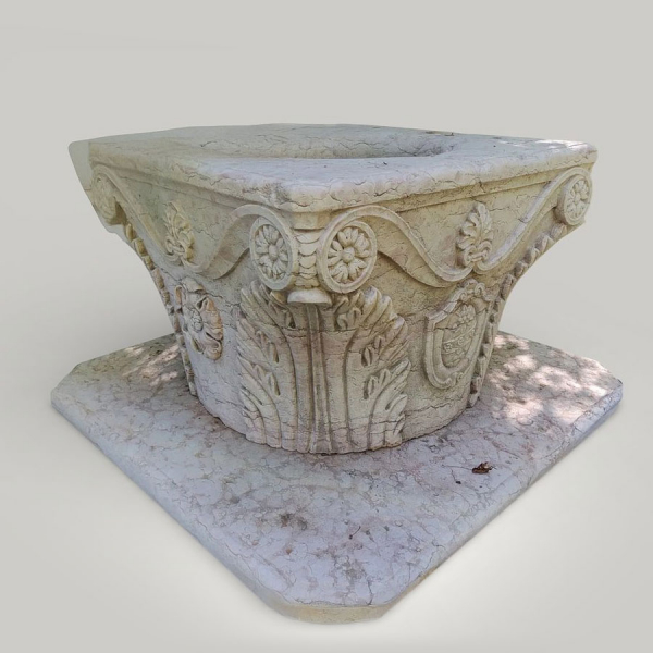 Elegante pozo monumental cuadrado de mármol biancone con basamento, Italia, siglo XX.