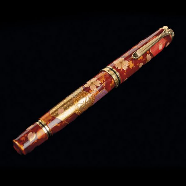 Pelikan Maki-e Fantasía.   Estilográfica marca PELIKAN, modelo Fantasía, realizada en técnica japonesa Kaga Togidashi-Taka-Maki-e y oro de 18 K 