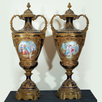 Elegante Gran Pareja de Jarrones en porcelana de Sèvres &quot;Bleu Royale&quot; pintados y esmaltados a mano, trabajo francés del siglo XIX. 