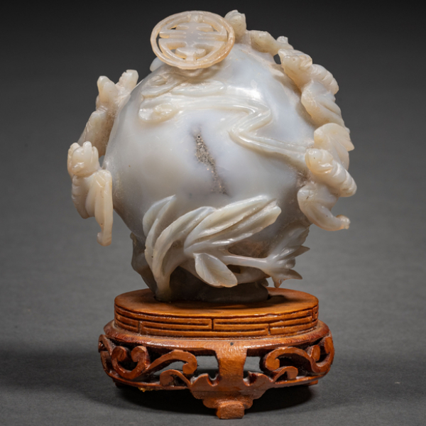 "Nube de murci&eacute;lagos" Grupo escult&oacute;rico en piedra de &aacute;gata tallado del siglo XX.