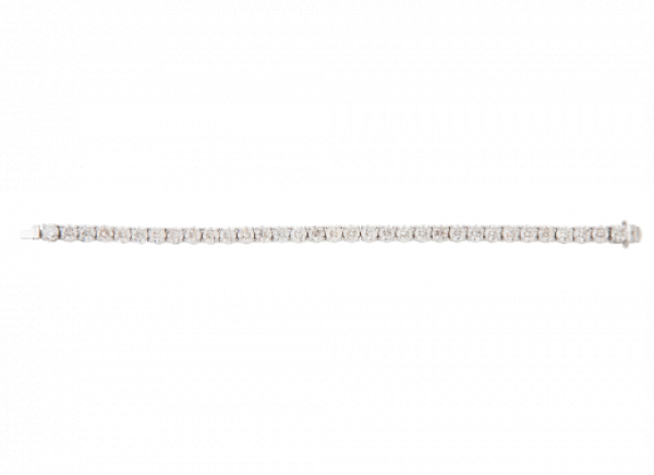 Pulsera rivière brillantes engastados en garras articuladas, de color estimado. En oro blanco de 18K.