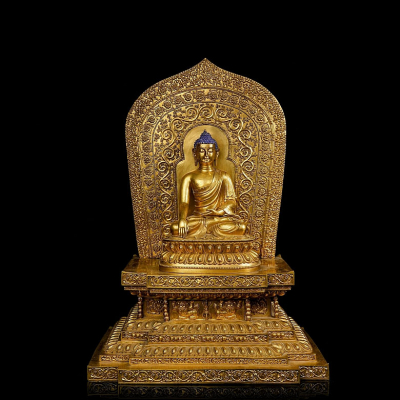 Altar de bronce dorado &quot;Shakyamuni&quot;, dinastía Qing.  Excepcional altar budista, realizado en bronce cubierto con un suntuoso acabado dorado.