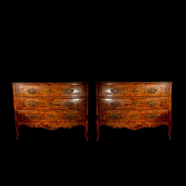 Pareja de cómodas italianas en madera de nogal y bronce, Siglo XVIII. 