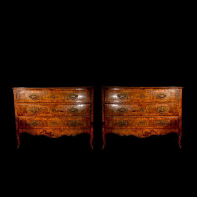 Pareja de cómodas italianas en madera de nogal y bronce, Siglo XVIII. 