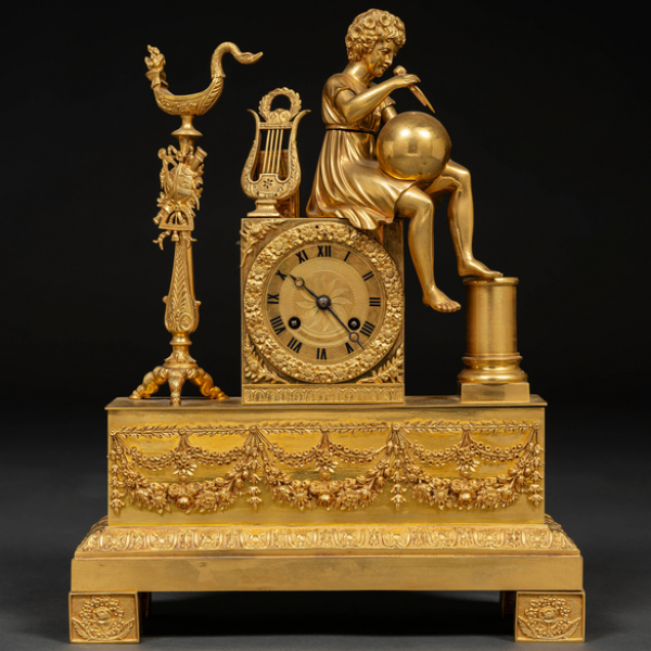 Reloj de sobremesa francés estilo Luís XVI en bronce dorado. Trabajo francés del siglo XIX.