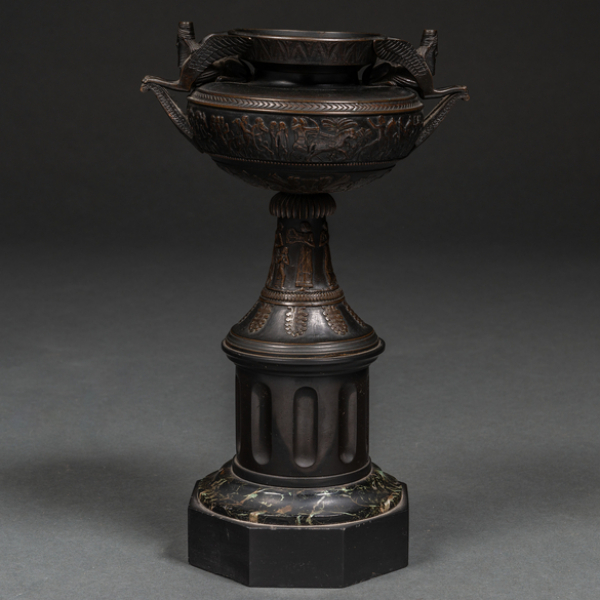 Copa época Restauración realizada en bronce pavonado con aplicaciones en mármol blanco. h. 1815-30