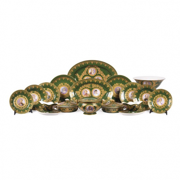 Vajilla completa de la Manufactura Imperial de Sèvres c. 1810.  En porcelana esmaltada, vidriada y dorada. 