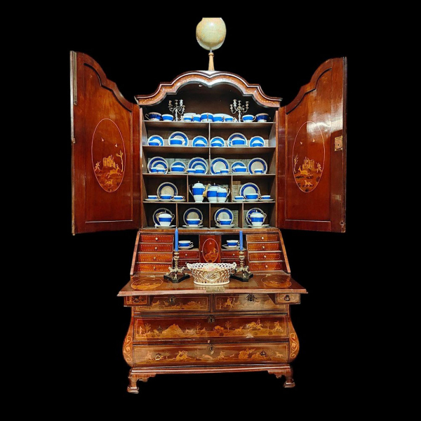 Bureau flamenco con marqueteria de escenas de caza, Flandes, 1720. 