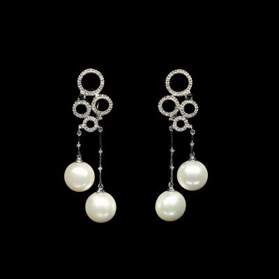 Pendientes en oro blanco de 18k con diamantes y perlas.