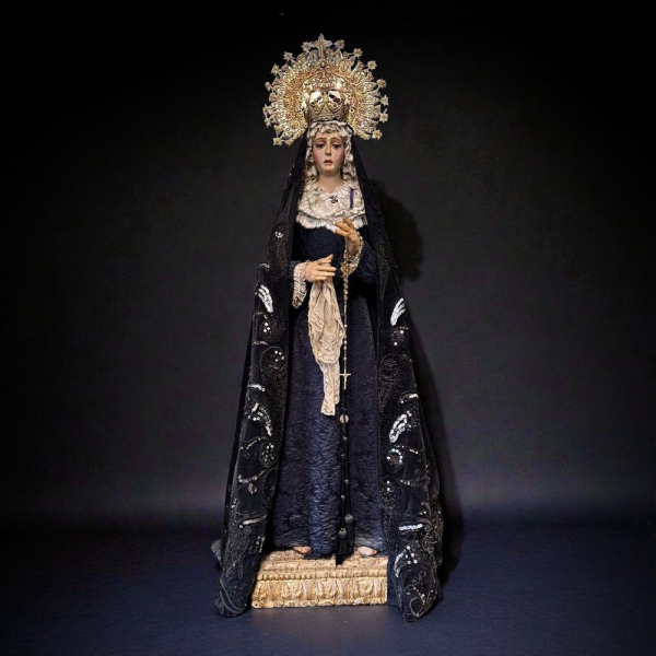 "Mater Dolorosa" vestida con corona de plata. Escuela Española. Siglo XIX.   Madera tallada y policromada, textiles, encajes y plata.