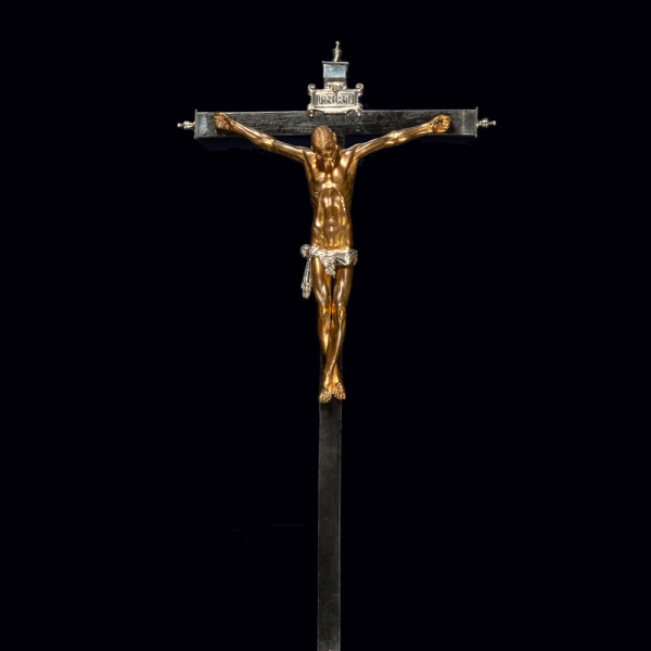 Según MICHELANGELO BUONARROTI (Caprese Michelangelo, 1475 - Roma, 1564) - Cristo Crucificado.   Bronce dorado  