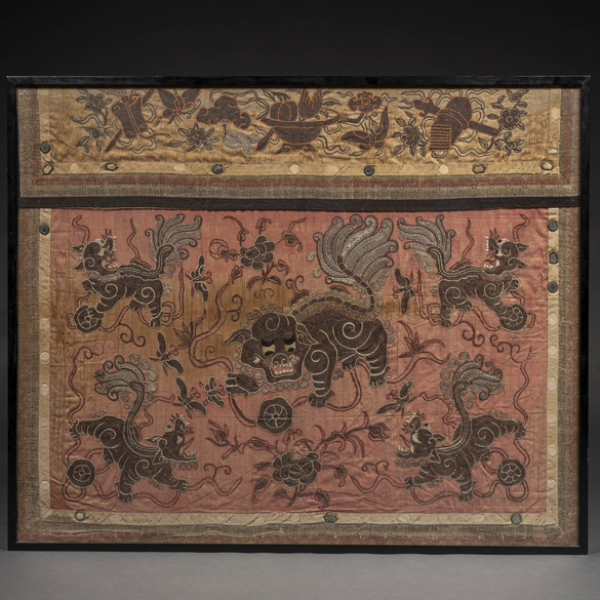 Fragmento de seda bordada del siglo XIX.