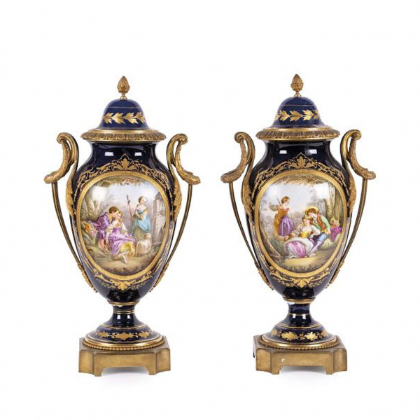 Pareja de jarrones franceses en porcelana Sèvres. S. XIX. 