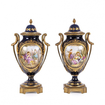 Pareja de jarrones franceses en porcelana Sèvres. S. XIX. 