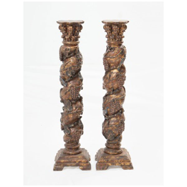Pareja de columnas en madera policromada y dorada con decoración de racimos de uvas , hojas de parra y pájaros. Estilo Luis XVI.  Época: S. XIX