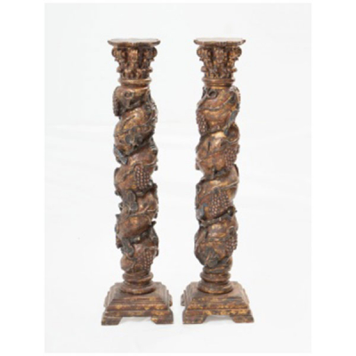 Pareja de columnas en madera policromada y dorada con decoración de racimos de uvas , hojas de parra y pájaros. Estilo Luis XVI.  Época: S. XIX