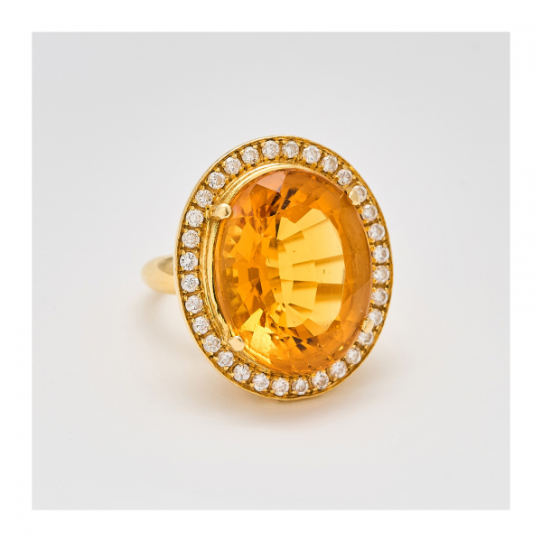Sortija en oro con espectacular citrino de 19 x 15 mm. orlado por diamantes talla brillante.
