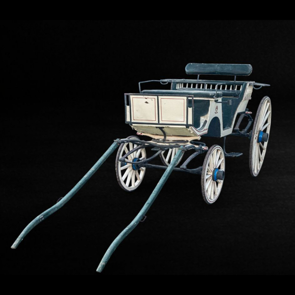 Coche de paseo tipo jardinera con palillería, para cuatro personas y dos niños, Siglo XIX.