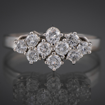 Anillo en oro blanco de 18kt con brillantes.