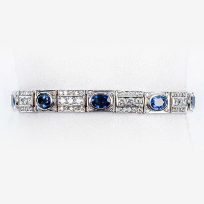 Pulsera en oro blanco de alta joyería, articulada, con bellos zafiros, talla oval (9 zaf: 12.00 ct aprox.), 