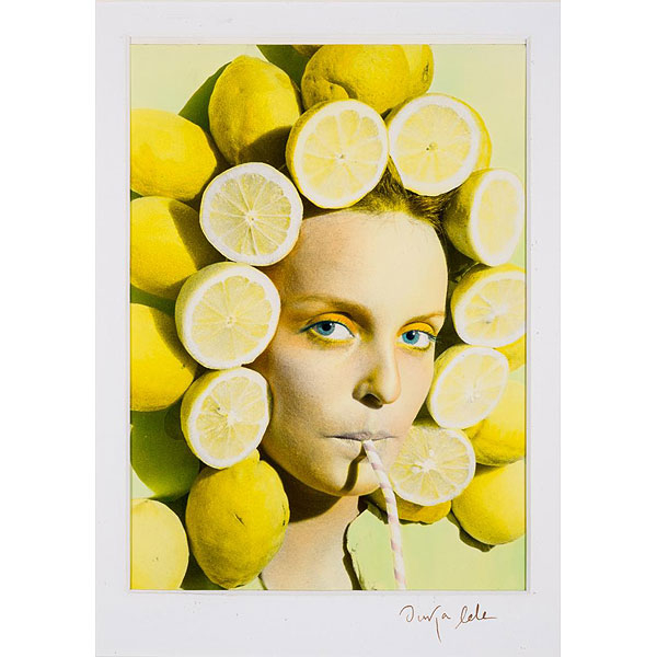 OUKA LELE (1957 - 2022) "Chica con limones. Serie Peluquería (1979)". Fotografía