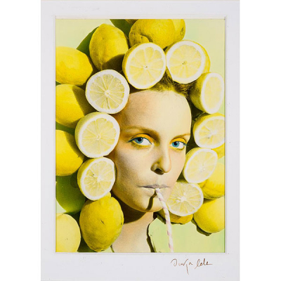 OUKA LELE (1957 - 2022) &quot;Chica con limones. Serie Peluquería (1979)&quot;. Fotografía
