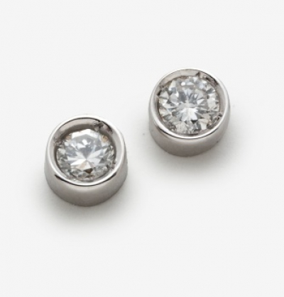 Pendientes en oro blanco y diamante talla brillante con un peso total de 0,56 cts.