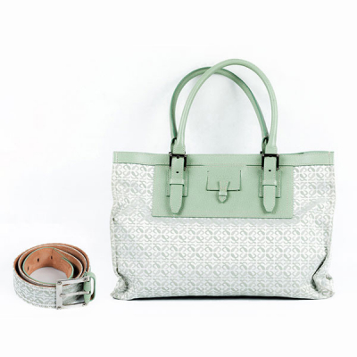 Bolso de mano y cinturón (36-90) de la firma LOEWE, realizado en tela canvas verde con el anagrama de la marca.