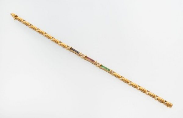 Pulsera en oro amarillo con rubíes, zafiros, esmeraldas y diamantes talla brillante.