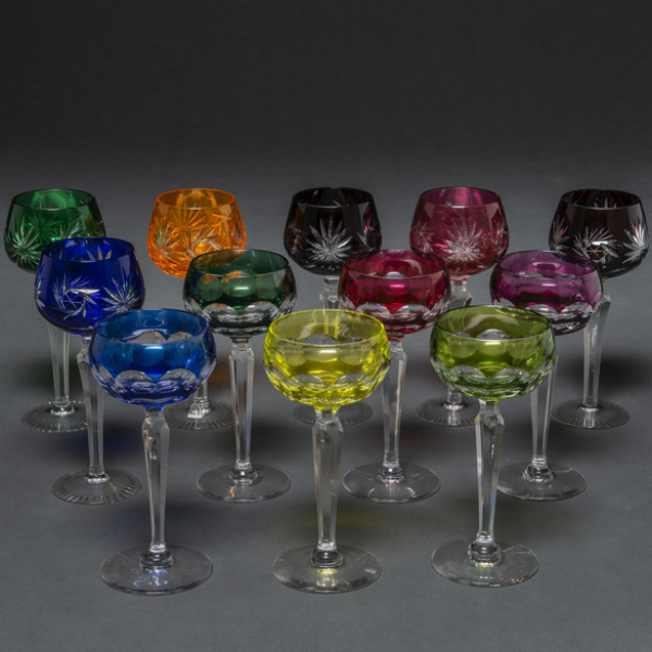 Conjunto de 18 copas en cristal Belga Val Saint Lambert de diversos colores del siglo XX.