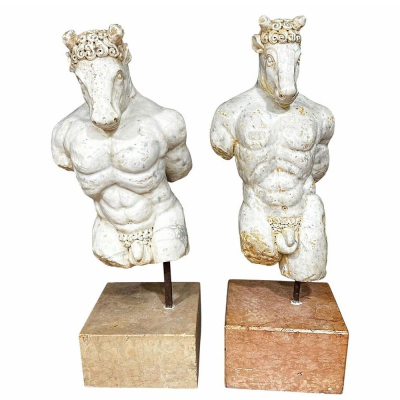 Pareja de figuras del "Minotauro" de la Escuela italiana, estilo barroco, siglo XVII.  Realizadas en m&aacute;rmol y m&aacute;rmol Rosso di Verona