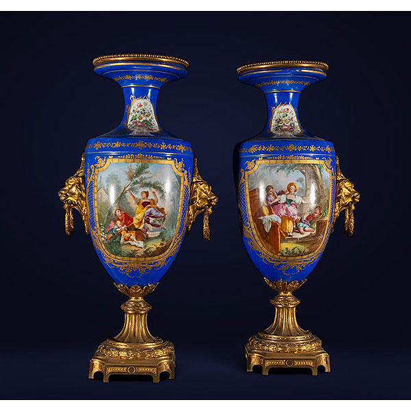 Pareja de Jarrones de Sèvres (siglo XIX) - En porcelana Bleu Royale, monturas en bronce.