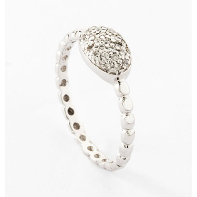 Sortija en oro blanco con cuajado central de diamantes talla brillante con peso total de 0,20 cts. aprox. y brazo representando perlas