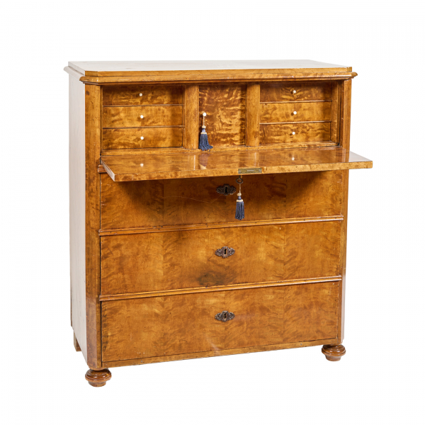 Cómoda escritorio en madera de nogal, ppios. del s.XX. 