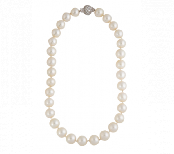 Collar de perlas australlianas compuesto por treinta y un perlas con cierre de esfera cuajada de brillantes. 
