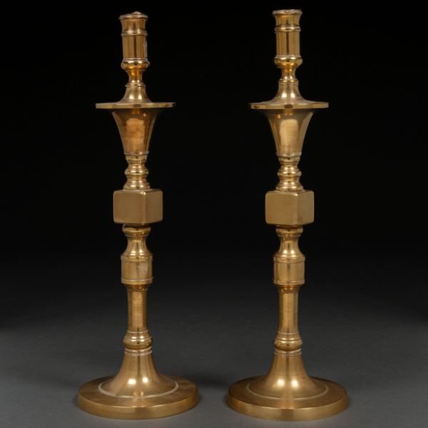 Pareja de candeleros en bronce dorado. Trabajo Español, Siglo XVIII
