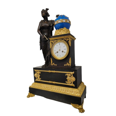 Magnífico reloj Imperio de Chimenea H.Robert - Horloger de La Reine, Paris, Date Vers 1820-1830, escuela francesa del siglo XIX. En bronce dorado y patinado