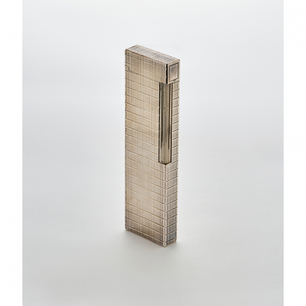 S.T. DUPONT. Encendedor de sobremesa en plaqu&eacute; plata con decoraci&oacute;n estriada.