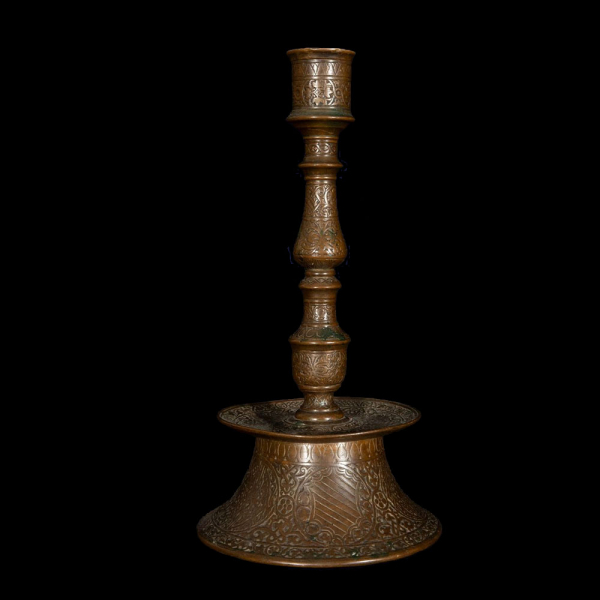 Raro candelabro Véneto Sarraceno de influencia Islámica del siglo XV . En bronce patinado, Venecia, trabajo Medieval Italiano del siglo XV.