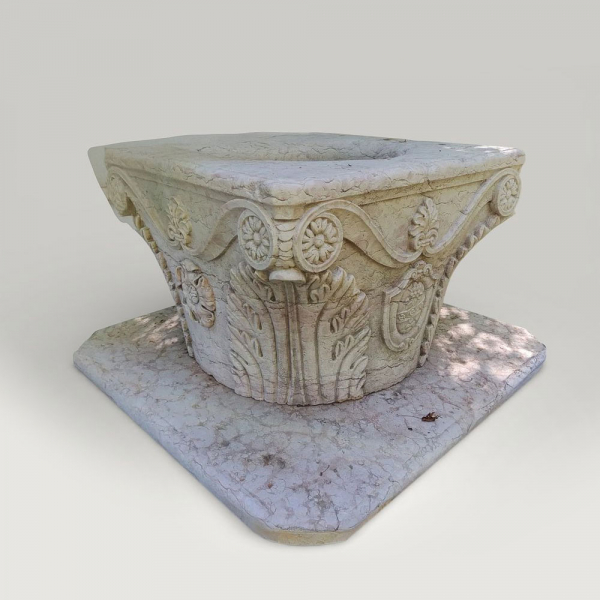 Elegante pozo monumental cuadrado de m&aacute;rmol biancone con basamento, Italia, siglo XX.