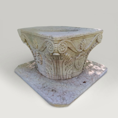 Elegante pozo monumental cuadrado de m&aacute;rmol biancone con basamento, Italia, siglo XX.