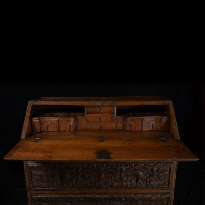 Excepcional Escritorio Canterano Plateresco, escuela Renacentista espa&ntilde;ola del siglo XVI.   En madera de nogal