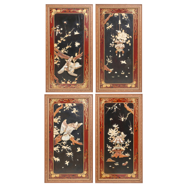 Lote de cuatro plafones japoneses en madera lacada con decoración en bajorrelieve de motivos vegetales, águilas y pagodas con incrustaciones en hueso y nácar, ppios. del s.XX.