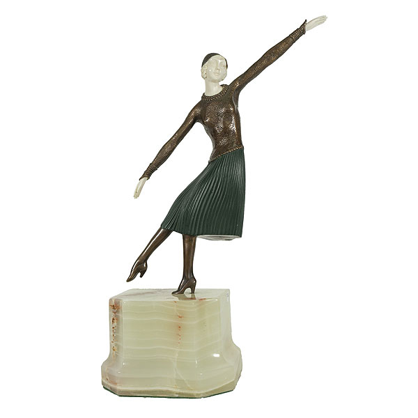 Escuela europea, fles. del s.XX. Elegant dancer. Escultura criselefantina estilo Art Deco en bronce esmaltado y marfil según modelo de D.H. Chiparus.