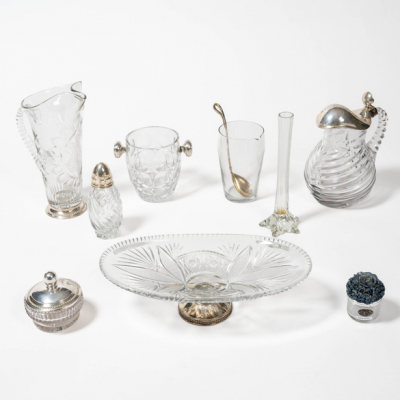Conjunto de nueve piezas de cristal tallado con aplicaciones en plata espa&ntilde;ola y punzonada del siglo XX.