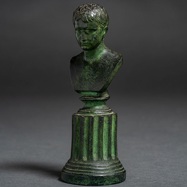 Busto clásico en bronce con patina color verde de finales del siglo XIX.