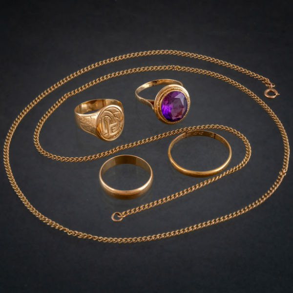 Conjunto de cadena y cuatro anillos en oro amarillo de 18 kt.