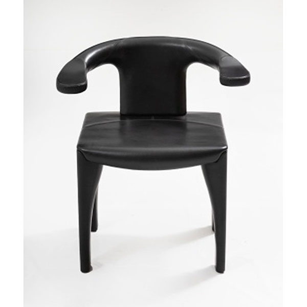 Silla modelo "Verónica" del diseñador Afra Bianchin y Tobia Scarpa, en piel negra e interior en fibra de vidrio.  Época: S. XX