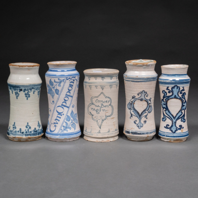 Conjunto de cinco albarelos en cerámica de Aragón. Siglo XVIII
